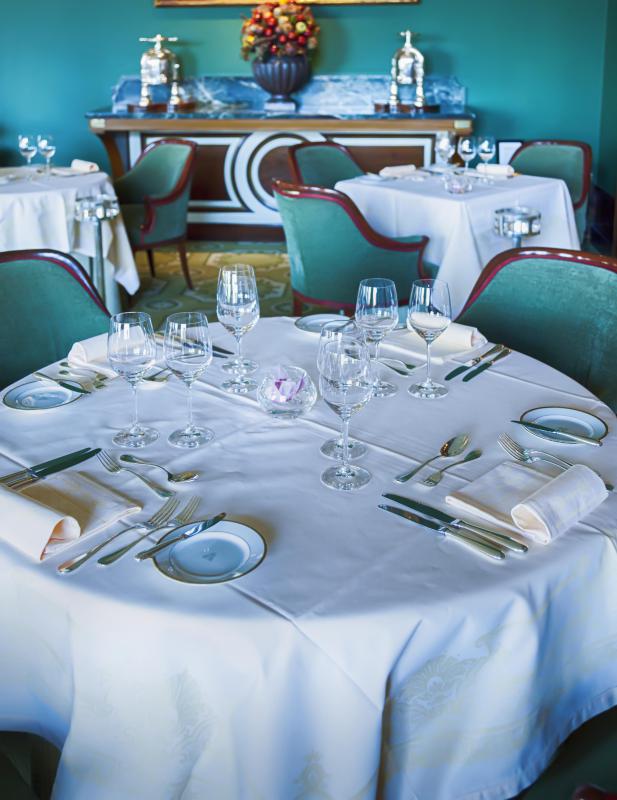 Some restaurant consultants assist with decor and service issues.