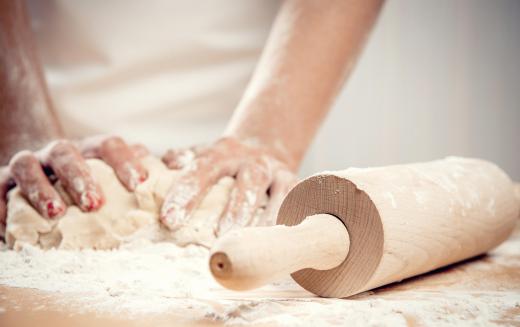 A baker who knows when dough is ready simply by feeling it is demonstrating procedural knowledge.