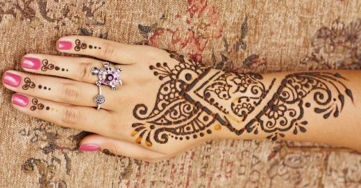 Mehndi artists may choose to become licensed through the International Certification for Natural Henna Arts.