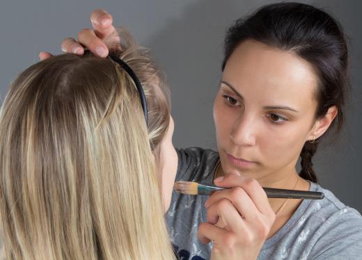 To become a celebrity makeup artist, it is helpful to obtain a cosmetology license.