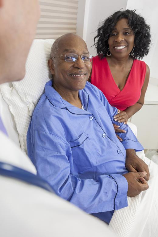 Before leaving the hospital, elderly patients often receive advice on fall prevention from geriatric nurses.