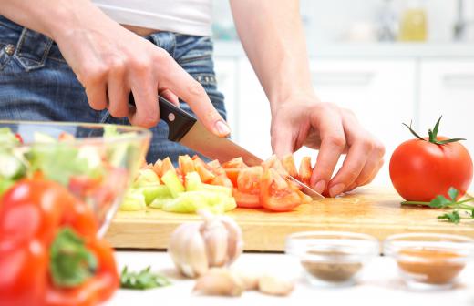 Dietetic technicians help with food preparation.