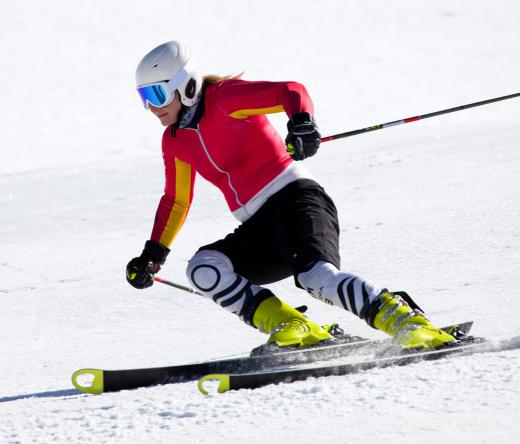 Downhill ski instructors teach their students how to avoid objects without falling when skiing at high speeds.