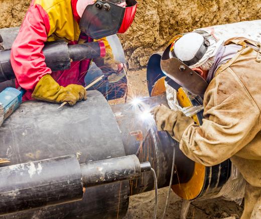 A field mechanic may need to make repairs on construction sites, in quarries and in other locations.